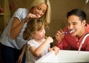 rodzina myje zęby