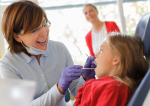 dentysta bada dziecko