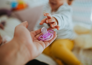 dziecko oddaje smoczek