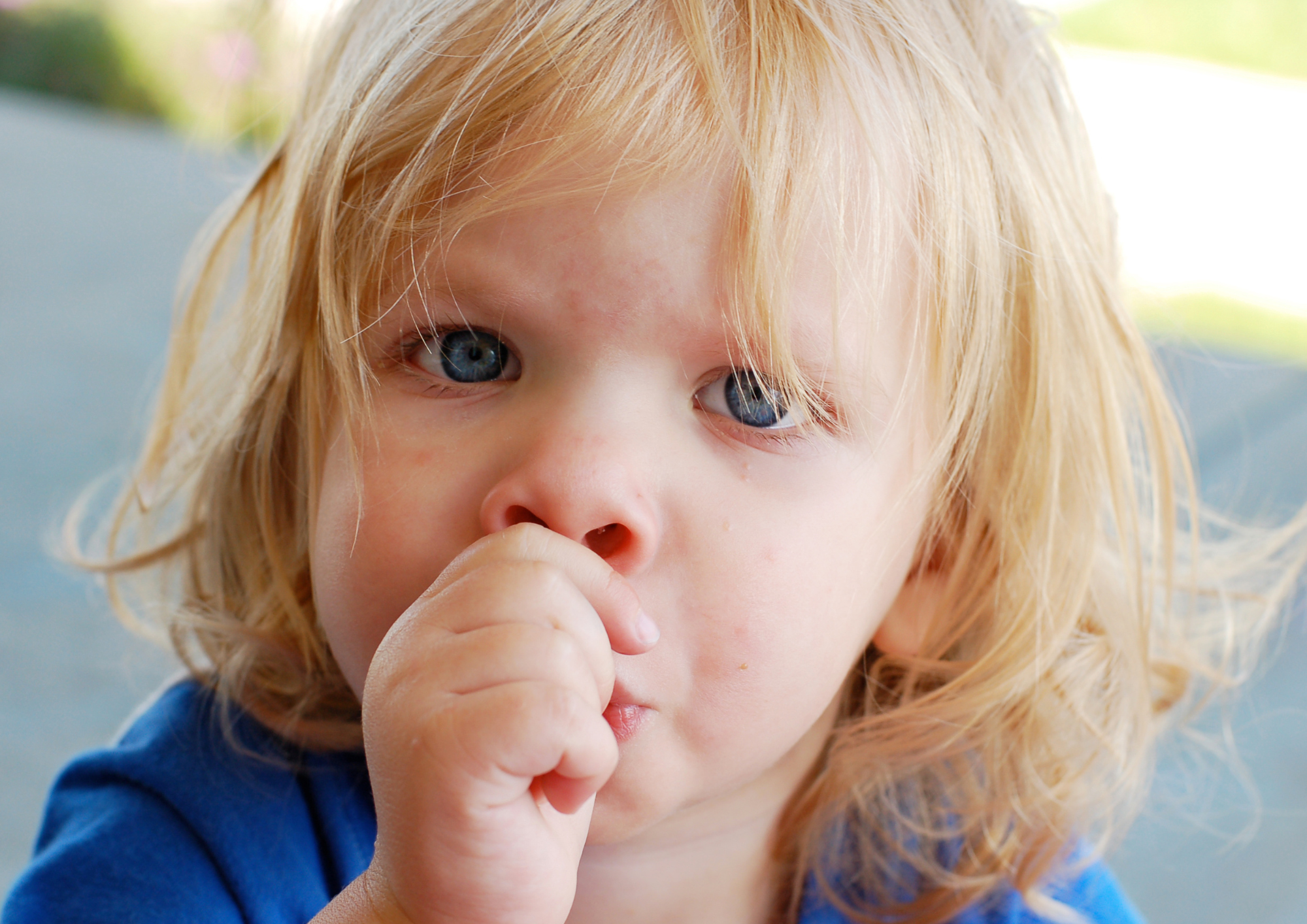 Read more about the article Dlaczego ssanie kciuka może zaszkodzić zgryzowi u dziecka?